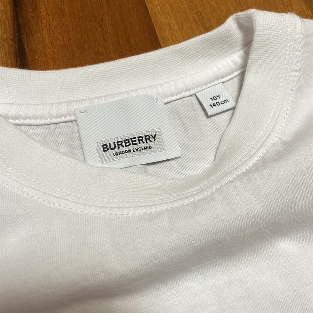 Like new Burberry T-shirt - Picture 2 of 3